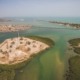 Joal se trouve sur le continent et Fadhiout sur une île artificielle constituée d’amoncellements de coquillage et reliée à la côte par un pont en bois qui enjambe la mangrove.