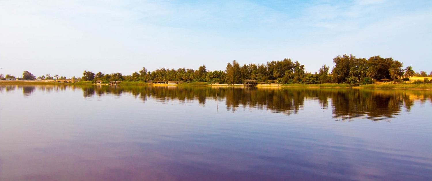 Sur 5 km de long pour 800 m de large, séparé de l’océan par un interminable cordon dunaire planté de filaos, le Lac Rose ou Lac Retba, est l’une des principales attractions touristiques du Sénégal.